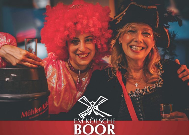Brauhaus Köln - Brauhaus Em Kölsche Boor. Ein Foto. Zwei Frauen zu Karneval verkleidet. Eine trägt eine Perücke die andere einen Piratenhut, beide lächeln und sind in feierstimmung.